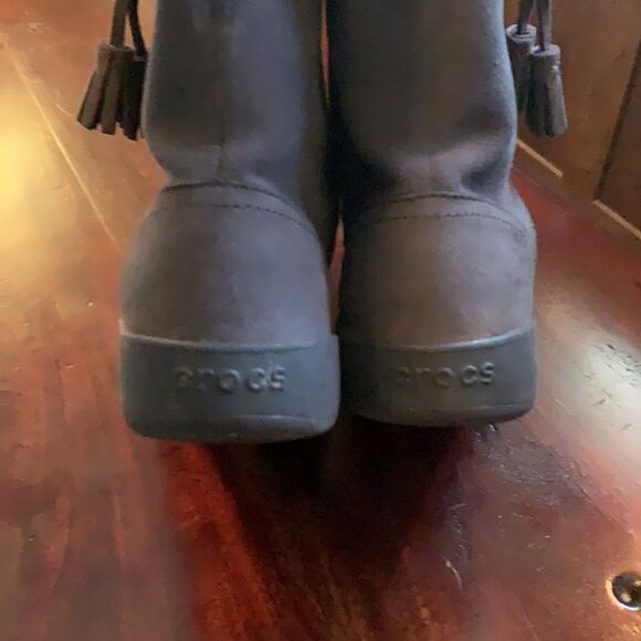 Crocs Lodgepoint boots. Size 2 - Picture 4 of 5